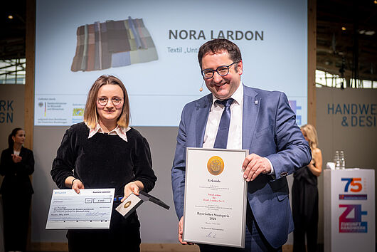 Tobias Gotthard überreicht den Bayerischer Staatspreis für Nora Lardon, Foto: An. Heddergott