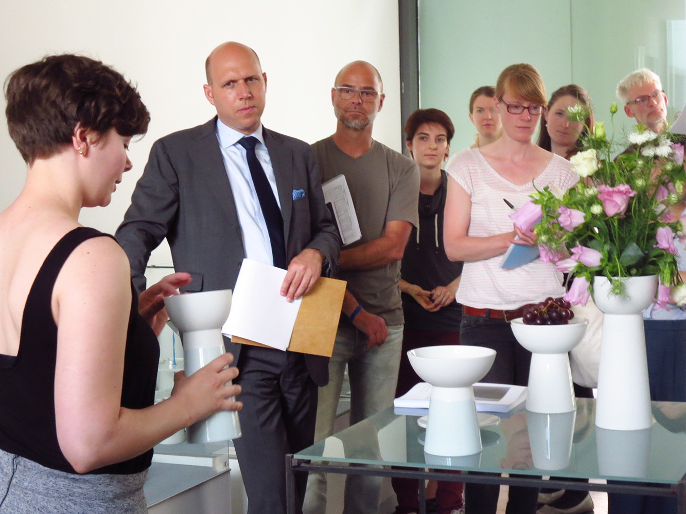 Susann Paduch präsentiert vor Maurice Frhr. von Dalwigk, Bevollmächtigter des  Alleingesellschafters Jenja Carow, Teamleiter Marketing Thomas Wenzel, Leiter Entwicklung Ursula Dendorfer, Designerin, Foto KG