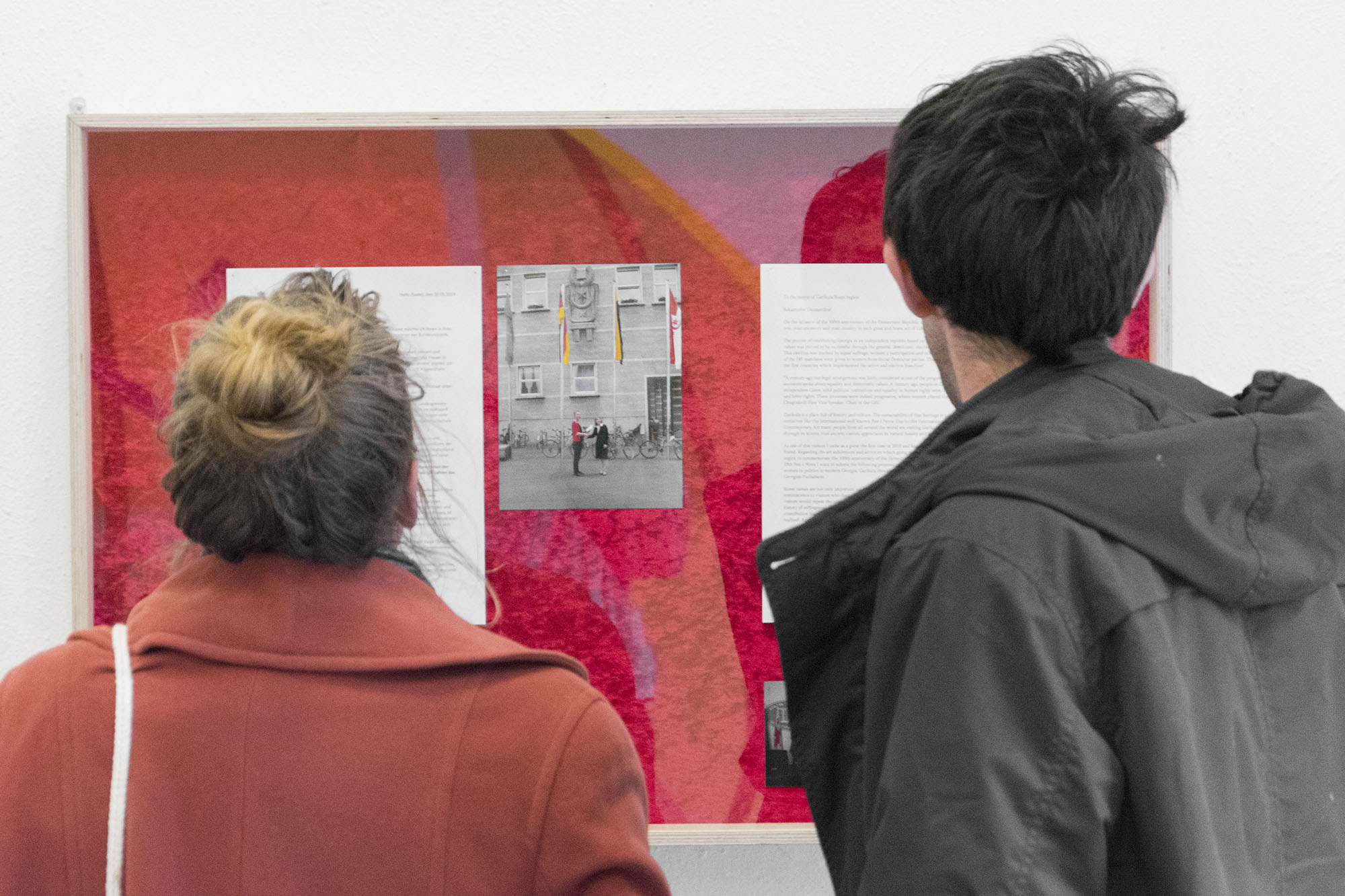 BesucherInnen vor dem Schaukasten von Anne Baumann; Foto: Etienne Dietzel