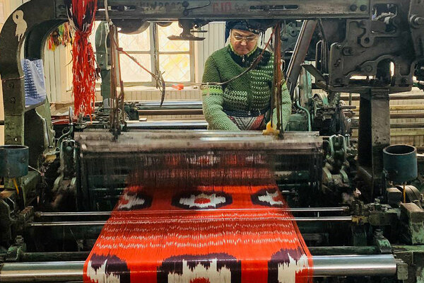 Ikatproduktion auf Industrie-Webstühlen in der Yodgorlik Silk factory in Margilan, Usbekistan