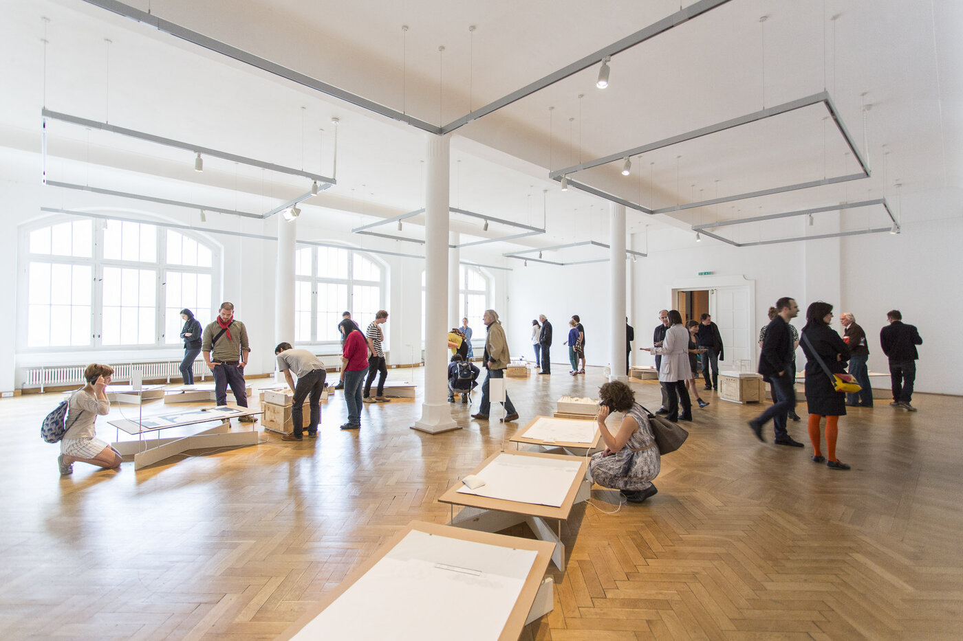 Blick in die Ausstellung »BÄUME UND HÄUSER«, Foto: Matthias Ritzmann.