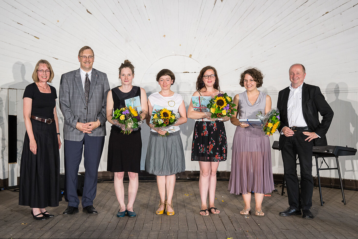 Preisverleihung zum Kunstpreis 2014 (v.l.n.r.): Prof. Dr. Nike Bätzner, Jan-Hinrich Suhr, Simone Distler, Sophie Baumgärtner, Marianne Thurm, Kristina Heinrichs und Prof. Dr. Müller-Schöll. Foto: Matthias Ritzmann