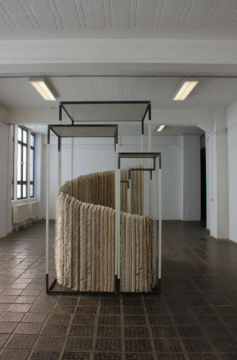 Nora Läkamp, "Cage" Metall/Holzgerüst  (160 x 260 x 300 cm) Papierspirale aus gefalteten Buchseiten