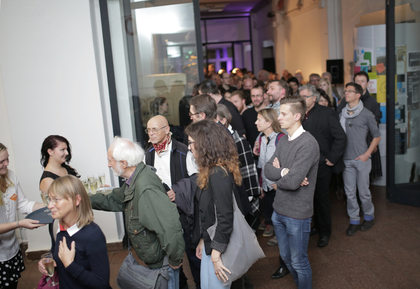 Einzug der Gäste in die Ausstellung Fotograf: Alexander Dalbert