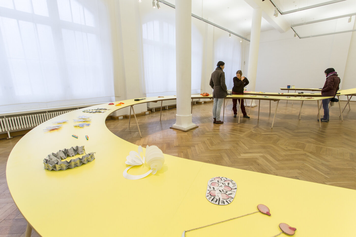 Blick in die Ausstellung »SÄGE STEIN PAPIER«, Foto: Matthias Ritzmann.