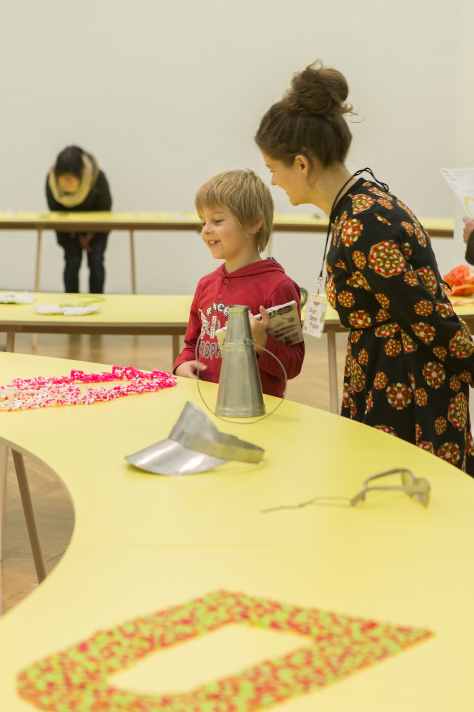 Blick in die Ausstellung »SÄGE STEIN PAPIER«, Foto: Matthias Ritzmann.