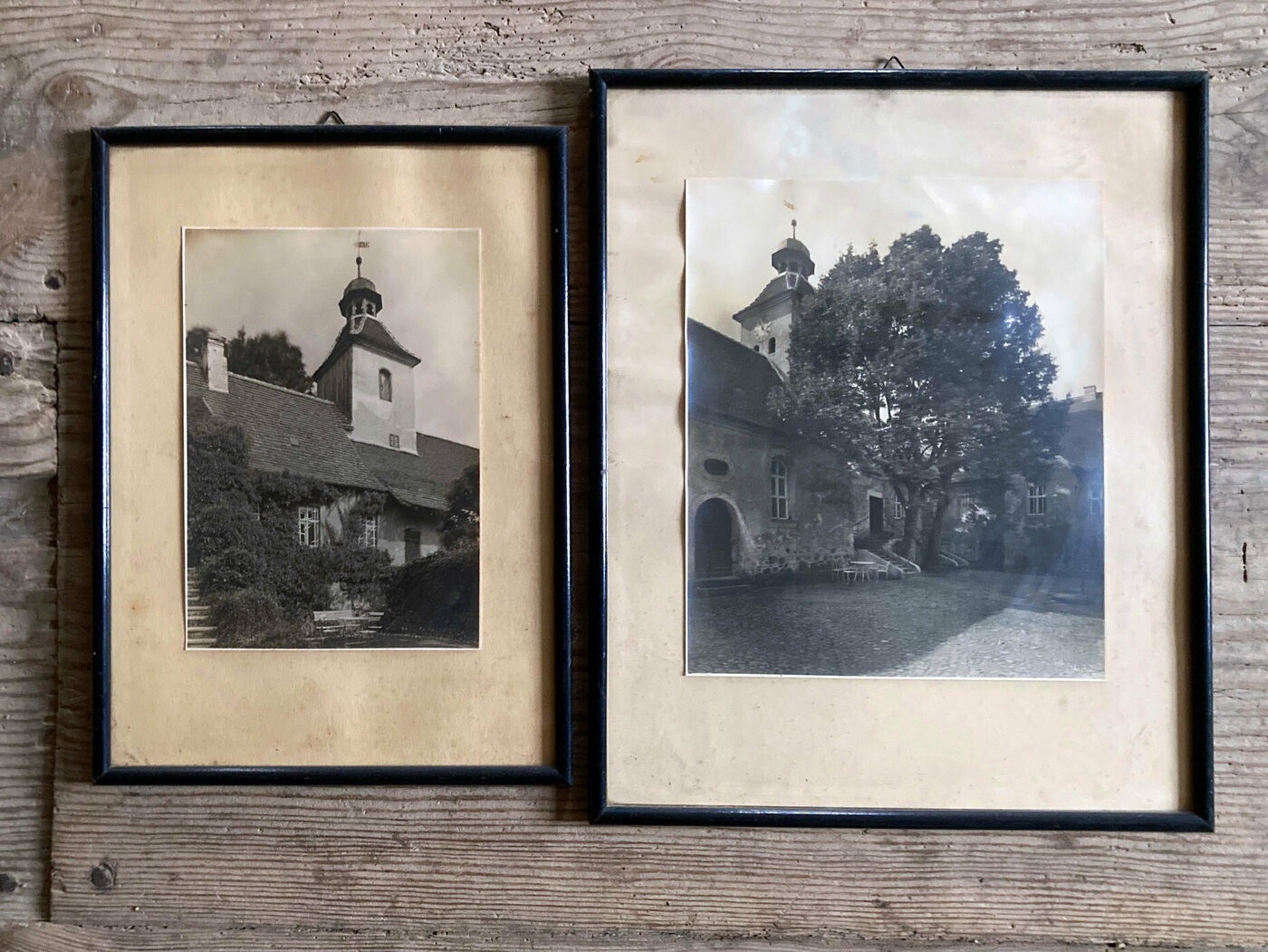 2 Bilderrahmen mit historischen Fotos des Gebäudes in Buro