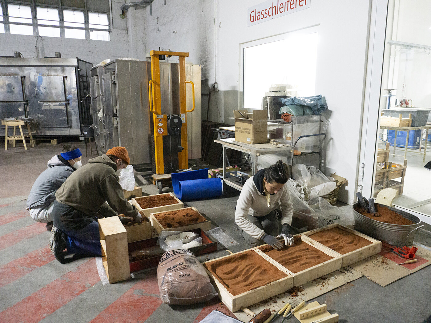 Sandguss, Klassenexkursion zur Umsetzung von künstlerischen Projekten in der Glasmanufaktur Harzkristall, Derenburg im November 2024