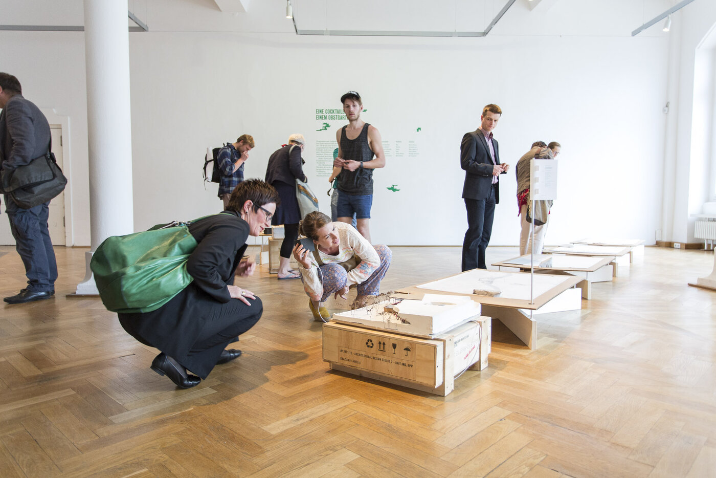 Blick in die Ausstellung »BÄUME UND HÄUSER«, Foto: Matthias Ritzmann.