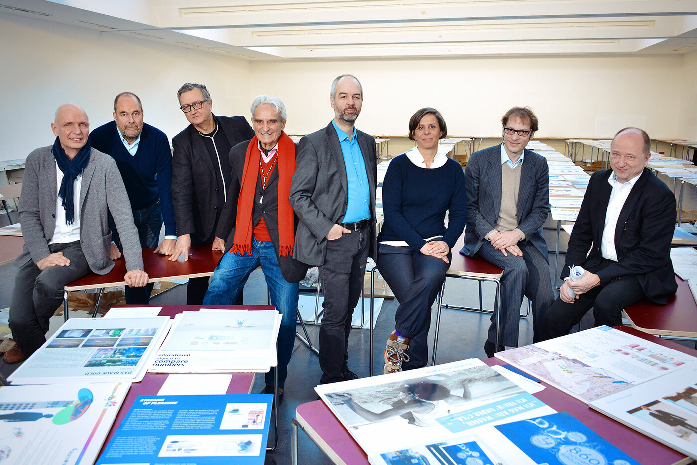 Mitglieder der Jury v.l.n.r.: Prof. Axel Kufus, Nils Holger Moormann, Prof. Volker Albus, Prof. Peter Raacke, Thomas Edelmann, Tulga Beyerle, Prof. Vincenz Warnke, Prof. Axel Müller-Schöll. Foto: Michael Deutsch