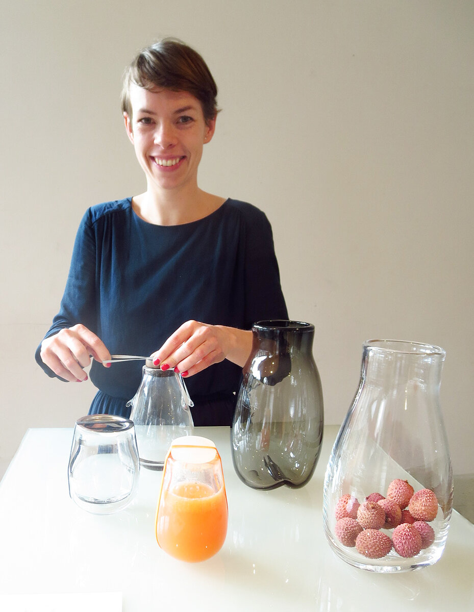 Aneta Koutná demonstriert das Verschlusssystem des Behälterglases, Foto Auffenbauer