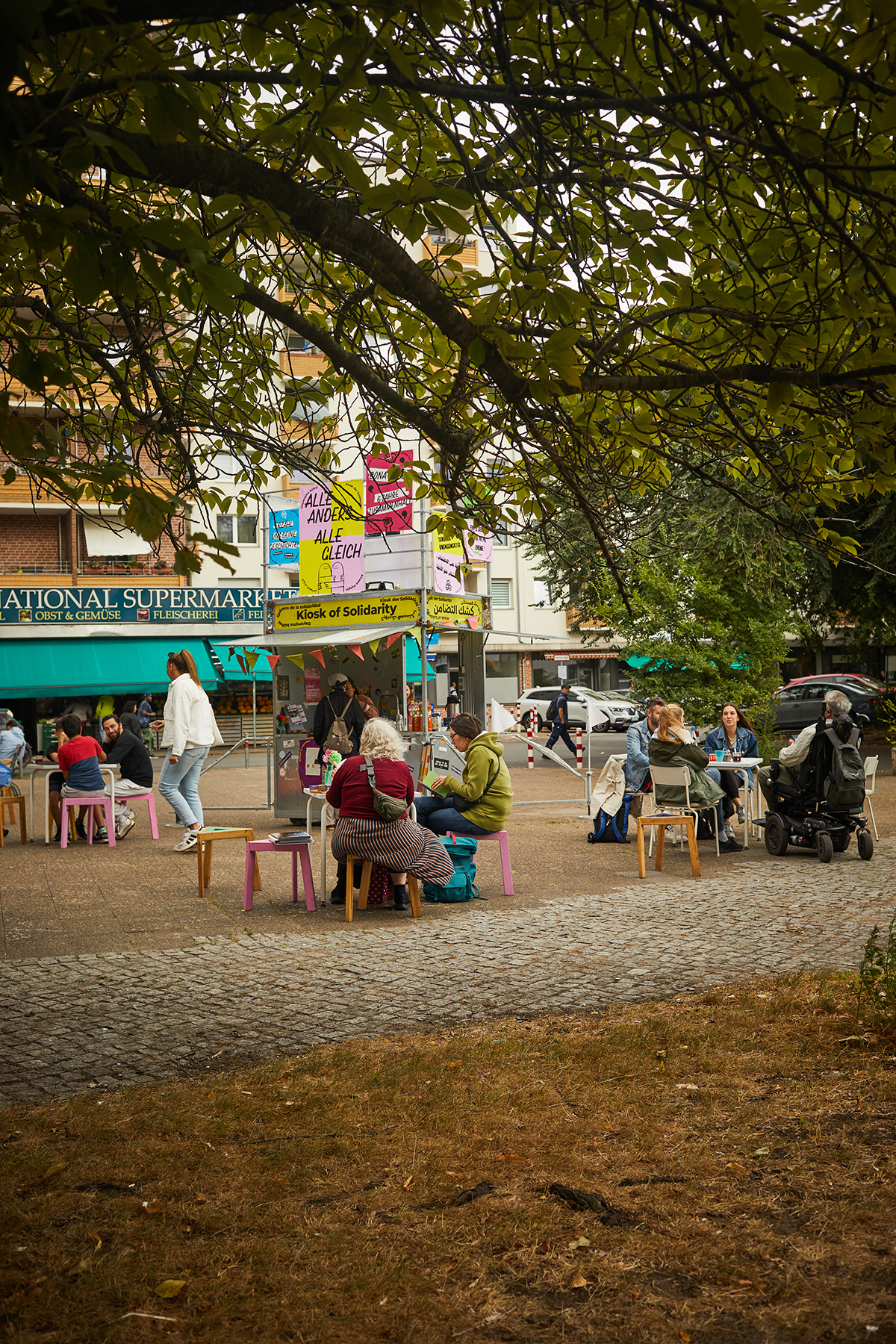 Das Bona Peiser am Moritzplatz in Berlin-Kreuzberg ist ein sozio-kultureller Projektraum, der als offenes, inklusives Zentrum für nachbarschaftliche kreative und politische Projekte dient. Es fördert den Austausch zwischen unterschiedlichen sozialen Gruppen und bietet Raum für Veranstaltungen, Workshops und kulturelle Aktivitäten, die lokale Gemeinschaften stärken und solidarische Netzwerke aufbauen. Foto © Monika Keiler