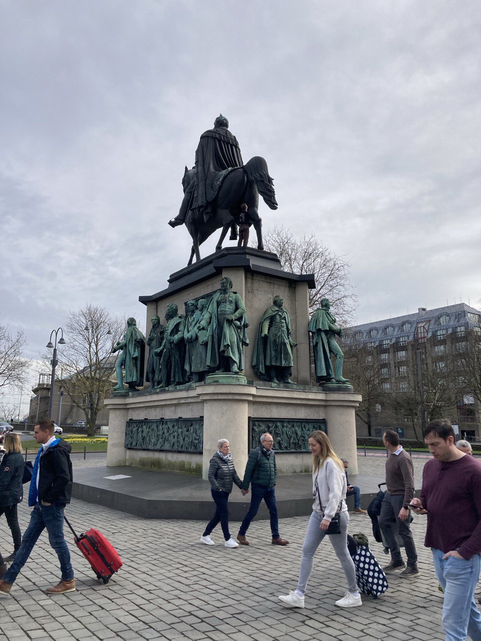 Hier ist es mir das erste Mal nicht möglich, ohne Hilfsmittel ganz nach oben zu gelangen. Reiterstatue von Friedrich Wilhelm III, Heumarkt, Köln, 2024, Foto: Niklas Haberstock und Gustav Henno Stolze