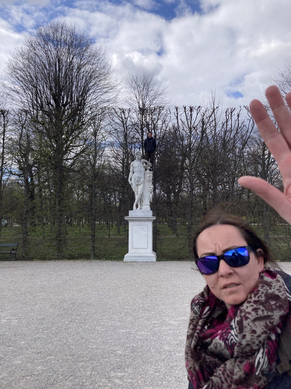 Diese Mal war ich sehr froh darüber eine direkte negative Antwort auf mein Klettern bekommen habe. Es ist interessant: Viele der „kleineren“ Skulputuren auf die ich geklettert bin haben mich im Nachhiniein nicht so interessiert und die Fotos sehe ich nicht als aussagekräftig an, aber ein Gutes haben sie unweigerlich: Die Menschen sehen sie und können Kontakt zu mir aufnehmen, während ich oben bin, während ich auf größeren Skulpturen tatsächlich oft optisch zu verschwinden scheine. Ist eine Intervention eine Intervention, wenn sie so subversiv ist, dass niemand sie mitbekommt außer mir?
Schloss Schönbrunn, Wien, 2024, Foto: Gustav Henno Stolze