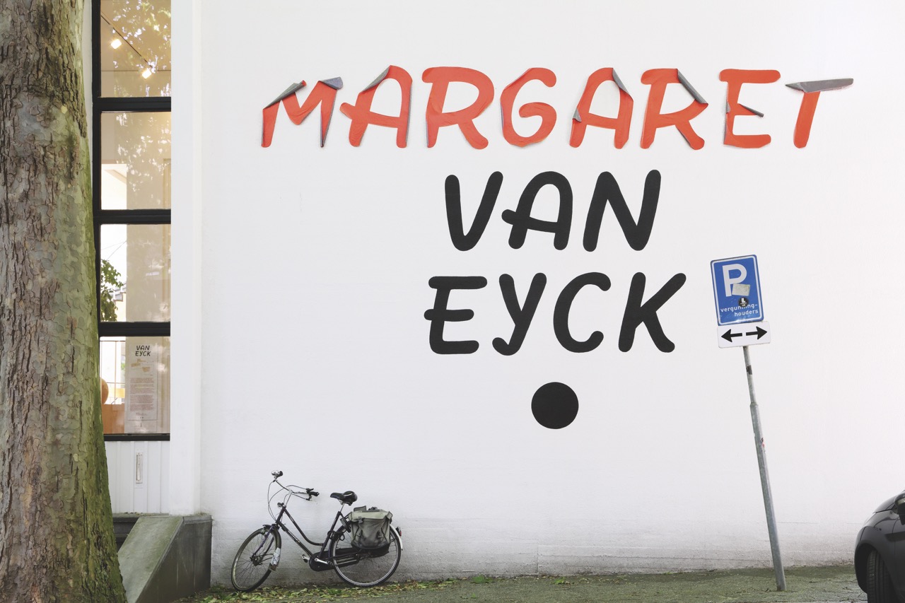 Hagen Verleger: Margaret van Eyck; orangefarbene Vinyllettern, ca. 80 cm × 550 cm, 2017.