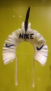 Akangatara Nike, 2022: Baumwolle, Federn, Vinylfarbe. Museum Nacional. Foto Manuel Águas.