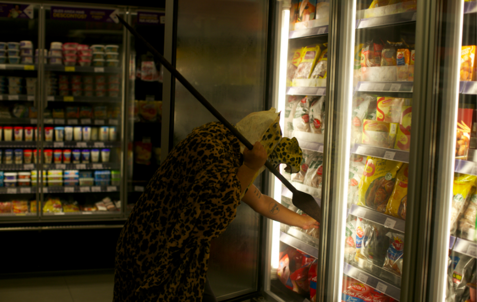 „Pajé-Onça caçando na Avenida Paulista“ (Jaguar-Schamane jagt auf der Avenida Paulista), 2018: HD Video, 16:9, color, sound, 16 min. 04 sec.